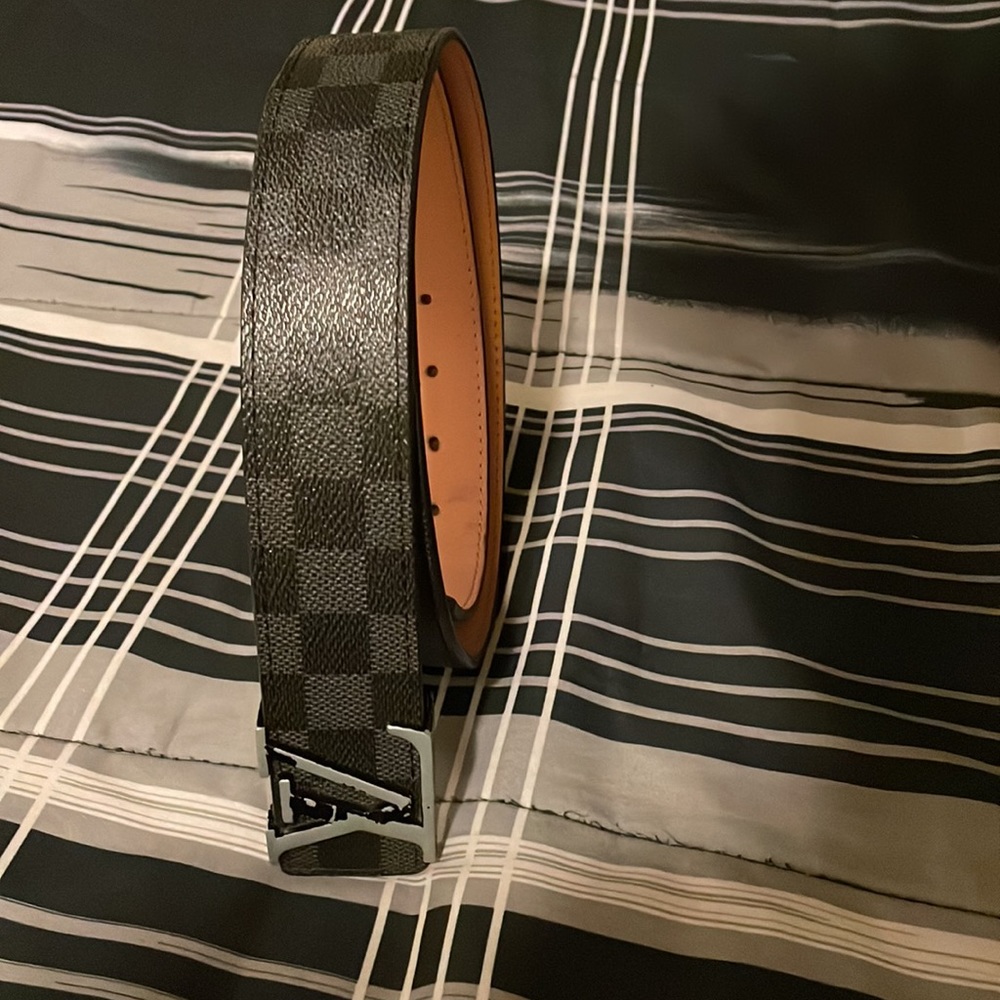 Old Louis Vuitton Belt. Size 44-110 (I wear a 34 in waist) (Belt adjust)